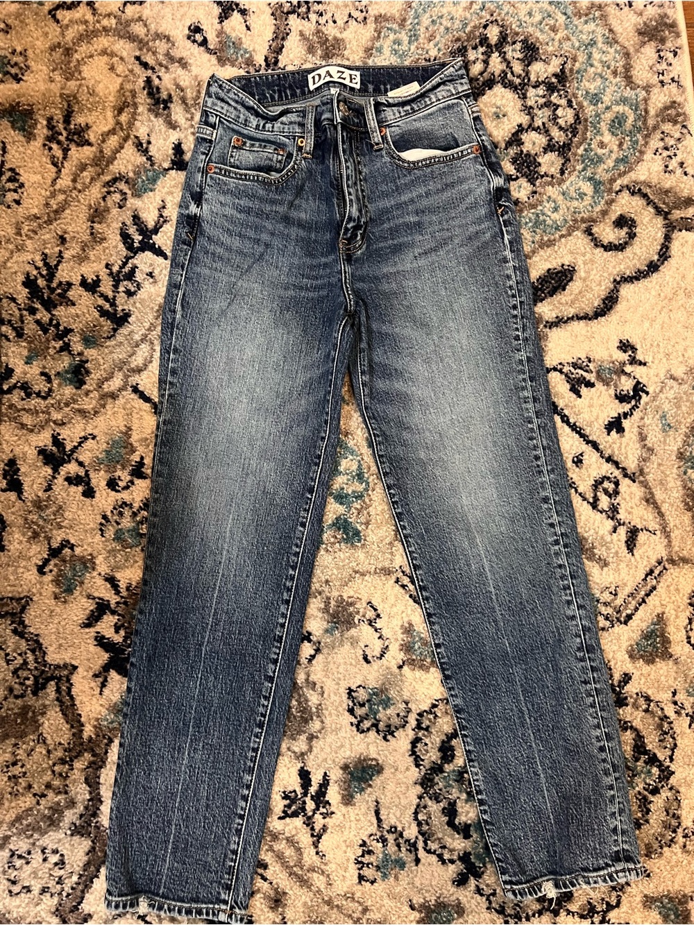 DAZE Women's Straight-Leg Jeans in Medium Blue Wash
